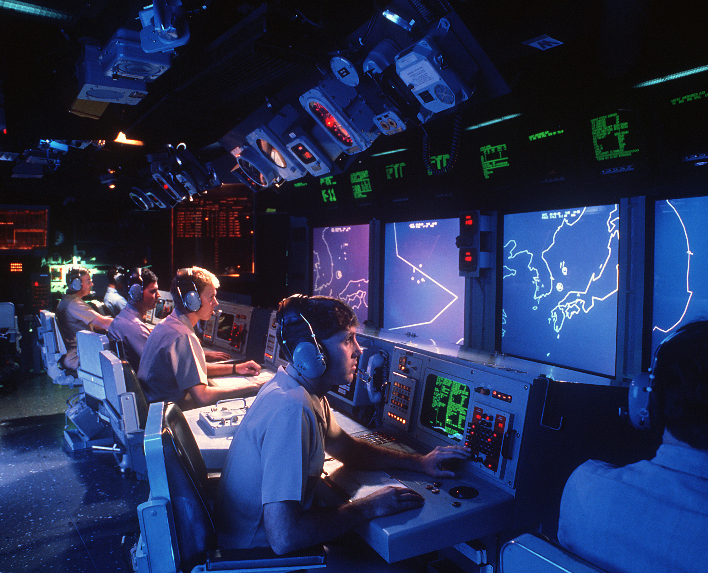USS-Vincennes-showing-some-of-the-earlier-Aegis-large-screen-displays-now-outmoded-USN-photo.jpg