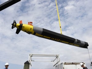 Caption: A REMUS 600 autonomous underwater vehicle from the University of Texas at Austin is offloaded following a mission during the Office of Naval Research-sponsored demonstration of unmanned undersea vehicles (UUV) at Naval Air Station Patuxent. (USN)