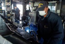 US destroyer moves through Taiwan Strait