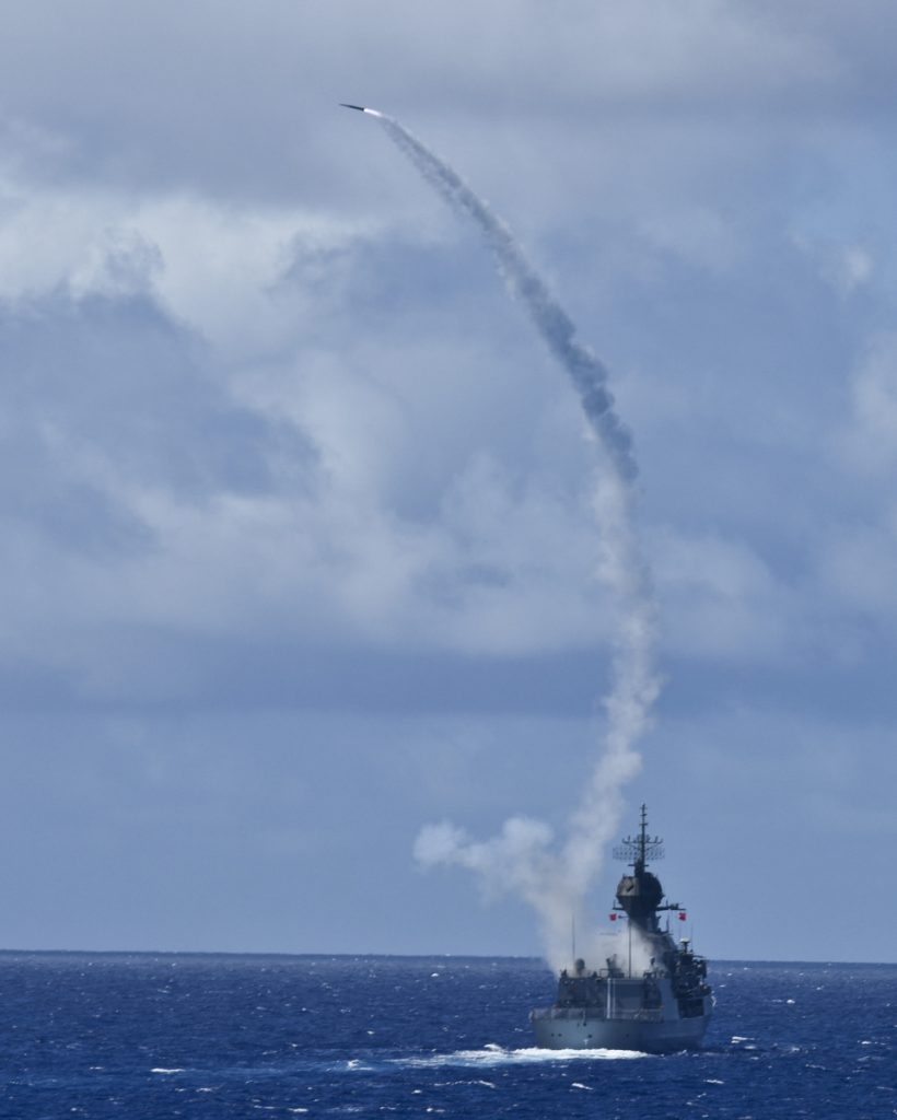 An evolved sea sparrow missile is launched from HMAS Ballarat (FFH 155) as part of a live fire exercise during Exercise RIMPAC 2016. 